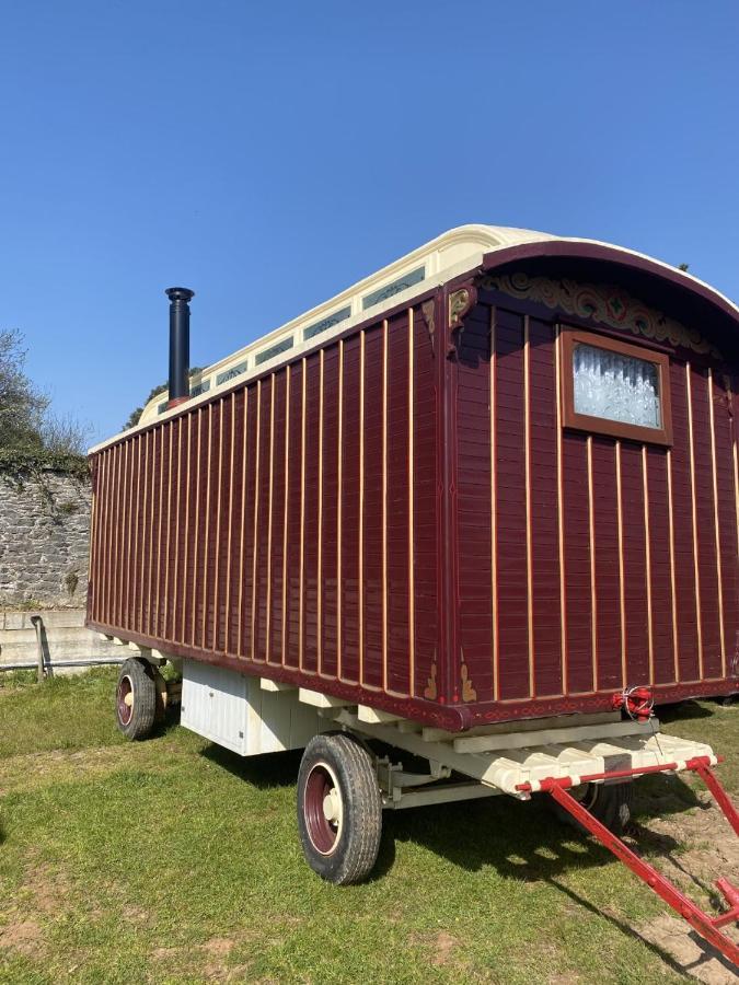 Vintage Showman'S Wagon For Two Close To Beach Plymouth Exteriér fotografie