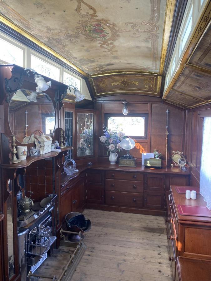 Vintage Showman'S Wagon For Two Close To Beach Plymouth Exteriér fotografie